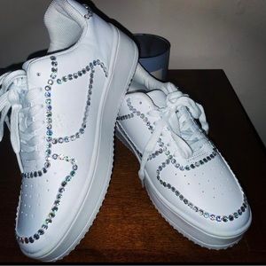 The brand is NB and they’re brand new when ordered. Made to order!